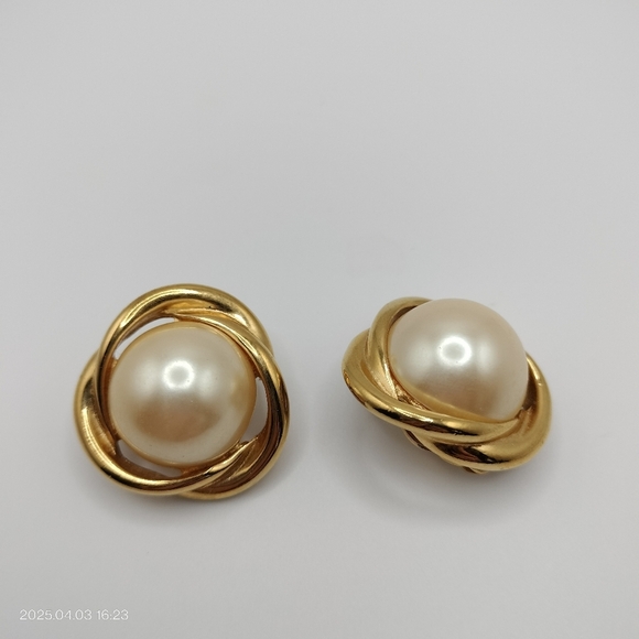 Richelieu faux pearls Gold Tone Swirl Clip On earrings Classic Luxury Business - Picture 5 of 10